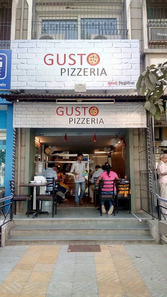 Entering into Gusto Pizzeria